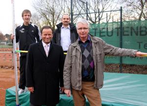 Ricardo Tunissen (zweifacher Nordrhein-Vizemeister), Frank-Rainer Laake, Uwe Meyer (stellv. Abteilungsleiter der Leichtathletikabteilung des SV Millingen), Ulrich Glanz (1. Vorsitzender des SV Millingen)