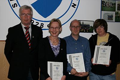 Ehrungen beim SV Millingen: (v.l.n.r.) 1. Vorsitzender Ulrich Glanz, Angelika Glanz, Jörg Dannhorn und Stephanie Glanz