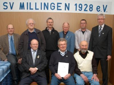 Mitgliederehrungen beim SV Millingen: (hintere Reihe von links nach rechts) Hauptkassierer Guido Emmerichs, 2. Vorsitzender Wolfgang Allhoff, Heinz Joachim Empelmann (50 Jahre im SVM), Manfred Waschipki (50), Frank Kunz (25) und der 1. Vorsitzende Ulrich Glanz, (vordere Reihe von links nach rechts) Erwin Krins, Bruno Behrens und Helmut Elsner (alle 60 Jahre im SV Millingen)  